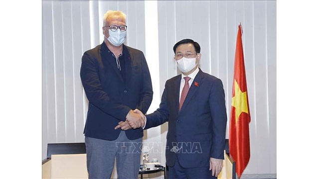  Le Président de l’AN du Vietnam, Vuong Dinh Huê (à droite), et le Président du Parti du Travail de Belgique. Photo : VNA.