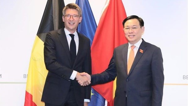 Le Président de l’AN vietnamienne, Vuong Dinh Huê, (à droite) et le Vice-Premier ministre belge, Pierre-Yves Dermagne. Photo : VNA.