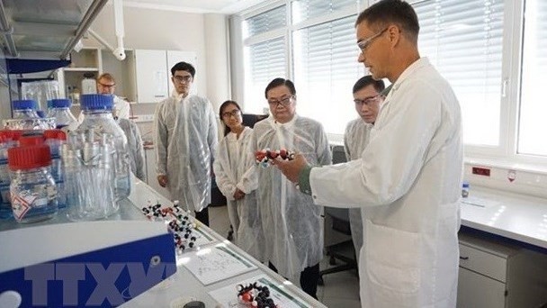 Le ministre de l’Agriculture et du Développement rural, Lê Minh Hoan, visitant un laboratoire de la BOKU à Vienne, en Austriche, le 7 septembre. Photo : VNA.