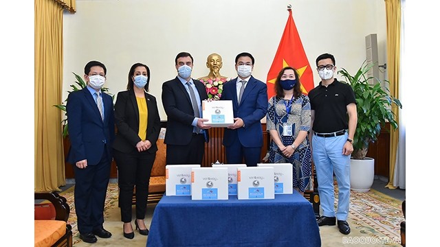 L'ambassadeur d'Israël remet symboliquement des équipements médicaux au Vietnam pour la lutte contre le Covid-19. Photo : baoquocte.vn