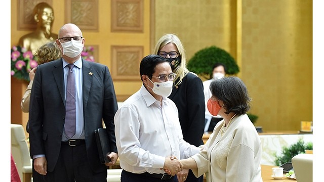 Le PM Pham Minh Chinh lors de sa rencontre avec le chef de la délégation de l’UE, les ambassadeurs des pays de l’UE, l’Eurocham et des représentants de certain nombre d’entreprises européennes opérant au Vietnam. Photo : Trân Hai/NDEL.