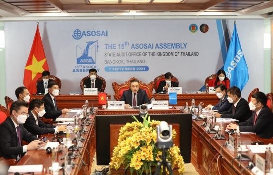 Les délégués de l'Audit d'Etat du Vietnam, assistant à la 15e Assemblée de l’ASOSAI organisée sous forme virtuelle. Photo : VNA.