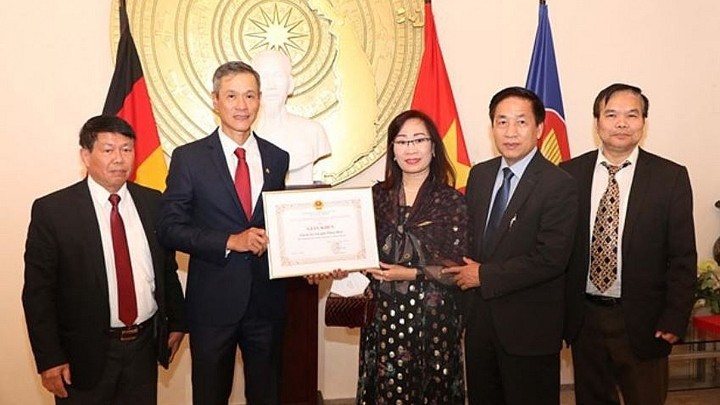 L’ambassadeur du Vietnam en Allemagne remet les certificats de mérite a des Vietnamiens en Allemagnepour leurs contributions exceptionnelles. Photo : VNA.