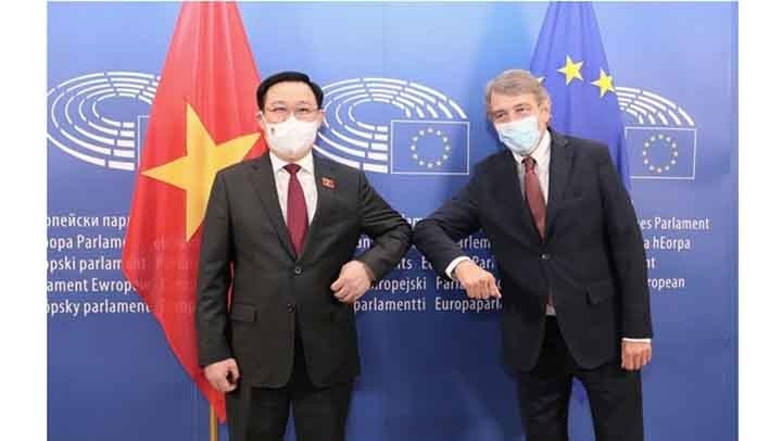 Le président de l’Assemblée nationale, Vuong Dinh Huê (à gauche) et le président du Parlement européen, David Sassoli. Photo : VNA