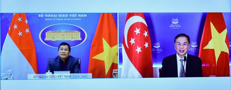 L'entretien téléphonique entre le vice-ministre des Affaires étrangères, Nguyên Minh Vu (à gauche), et le secrétaire permanent du ministère des Affaires étrangères de Singapour, Chee Wee Kiong. Photo : Ministère des Affaires étrangères