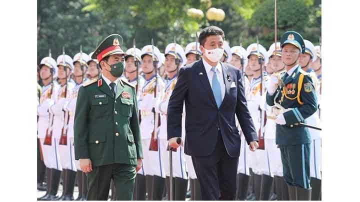 Le ministre de la Défense du Vietnam, Phan Van Giang (à gauche) et le ministre de la Défense du Japon, Kishi Nobuo. Photo : VNA.