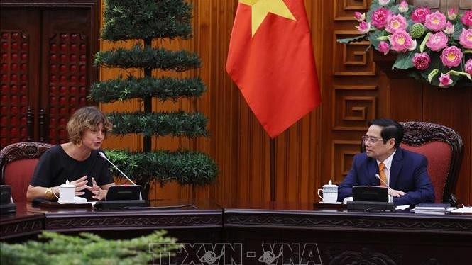 Le Premier ministre Pham Minh Chinh (à droite) et l’ambassadrice des Pays-Bas au Vietnam, Elsbeth Akkerman. Photo: VNA
