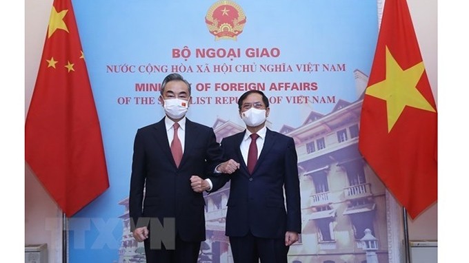 Le ministre vietnamien des Affaires étrangères, Bùi Thanh Son (à droite), et son homologue chinois. Photo : VNA.