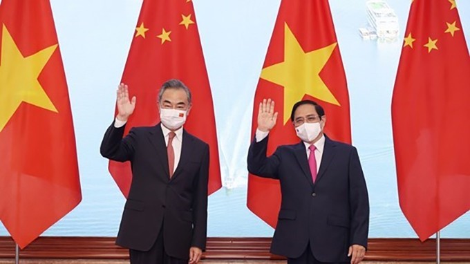 Le Premier ministre vietnamien, Pham Minh Chinh (à droite), et Wang Yi, conseiller d'État et ministre chinois des Affaires étrangères. Photo : VNA.