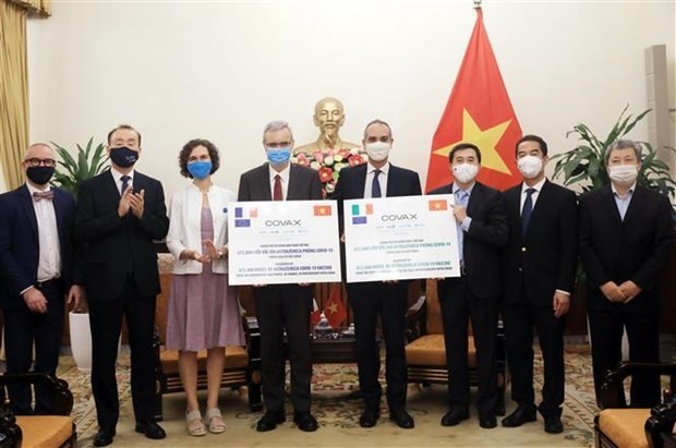 Cérémonie de remise de 1,5 million de doses de vaccin Astra Zeneca offerts par les gouvernements français et italien au Vietnam. Photo : VNA.