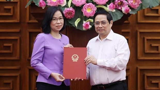 Le Premier ministre Pham Minh Chinh remet la décision de nommer Vu Viêt Trang, directrice générale adjointe de l'AVI, au poste de directrice générale de l’Agence. Photo : VNA.