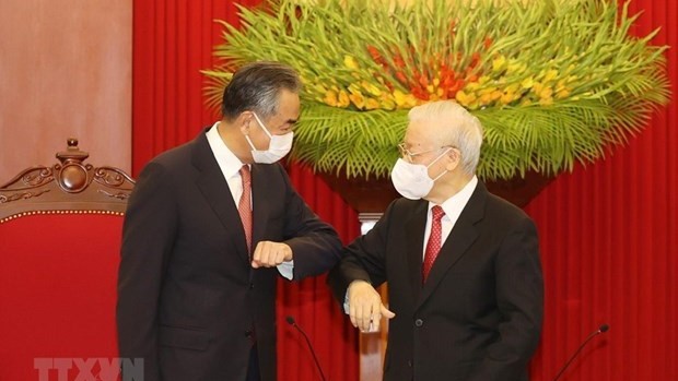 Le Secrétaire général du Parti communiste du Vietnam, Nguyên Phu Trong (à droite) et Wang Yi, conseiller d'État et ministre des Affaires étrangères de Chine. Photo : VNA.