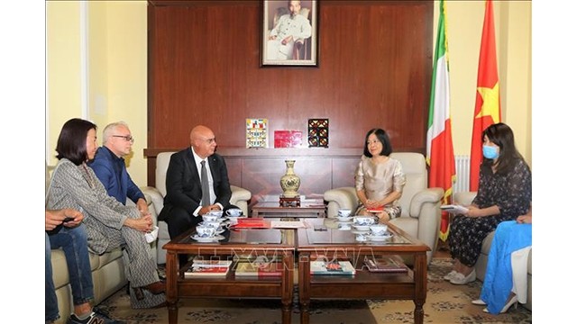 L'ambassadrice du Vietnam en Italie, Nguyên Thi Bich Huê, travaille avec la délégation des médecins du Système national d'urgence italien 118. Photo : VNA.