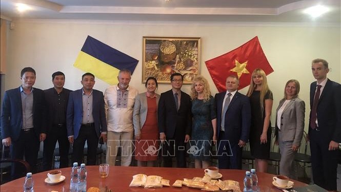 La délégation de l'ambassade du Vietnam en Ukraine lors de sa séance de travail avec des représentants de la ville ukrainienne de Tchernihiv. Photo : VNA.