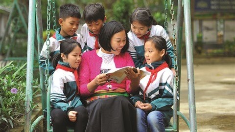 Enseignante et élèves de l’École primaire de Cúc Phuong, district de Nho Quan, province de Ninh Binh (Nord). Photo : VNA/CVN.