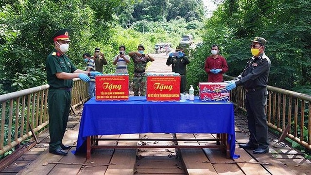 Dak Nông a fait don des produits de première nécessité et de fournitures médicales aux Vietnamiens et à la sous-région militaire de la province cambodgienne de Mondulkiri. Photo : VNA. 