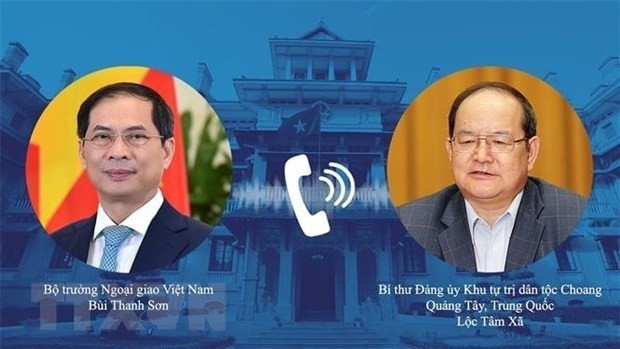 Le ministre vietnamien des Affaires étrangères Bui Thanh Son (gauche) et le secrétaire du Comité du Parti de la région autonome des Zhuangs du Guangxi en Chine, Lu Xinshe. Photo: VNA