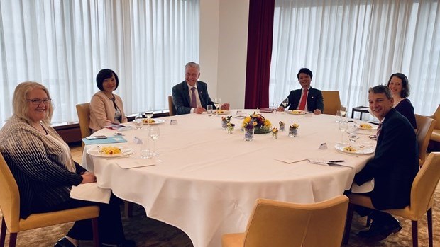 L’ambassadrice du Vietnam en Suisse, Lê Linh Lan (2e à partir de la gauche) au siège du groupe pharmaceutique suisse Novartis à Bâle. Photo : VNA.