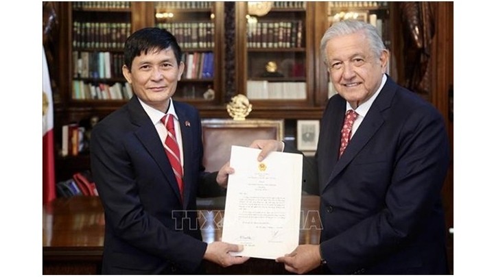 L'ambassadeur du Vietnam au Mexique, Nguyên Hoành Nam (gauche) a présenté le 15 septembre ses lettres de créance au Président mexicain, Andrés Manuel López Obrado. Photo : VNA.