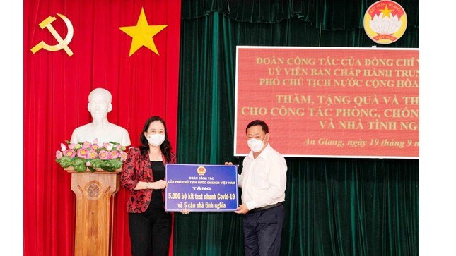La Vice-Présidente vietnamienne, Vo Thi Anh Xuân, remet des dons pour soutenir An Giang dans la lutte contre le coronavirus. Photo : sggp.org.vn. 