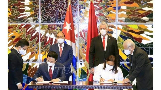Le Président vietnamien, Nguyên Xuân Phuc (à gauche), et le Président de de Cuba, Miguel Díaz-Canel (à droite), assistent à la cérémonie de signature des documents de coopération entre les deux pays. Photo : VNA.