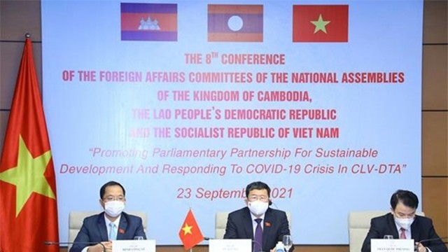 Le président de la Commission des relations extérieures de l’Assemblée nationale du Vietnam, Vu Hai Hà (centre) lors de l’événement, le 23 septembre à Hanoi. Photo : VNA