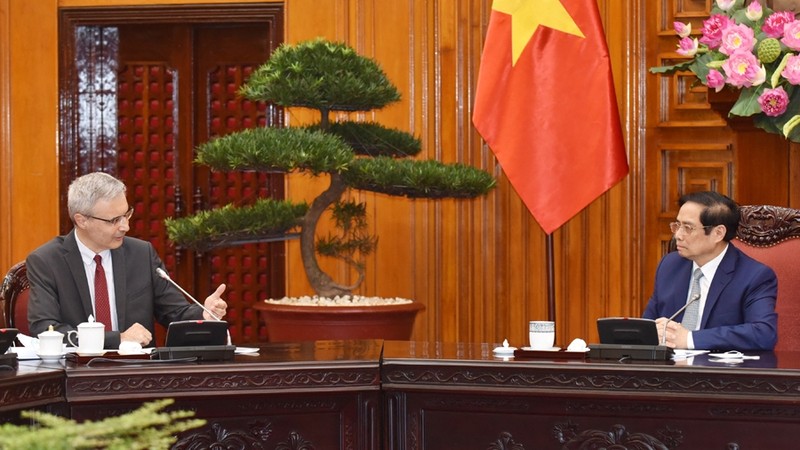 Le PM Pham Minh Chinh (droite) reçoit l’ambassadeur de France au Vietnam Nicolas Warnery. Photo : Trân Hai/NDEL