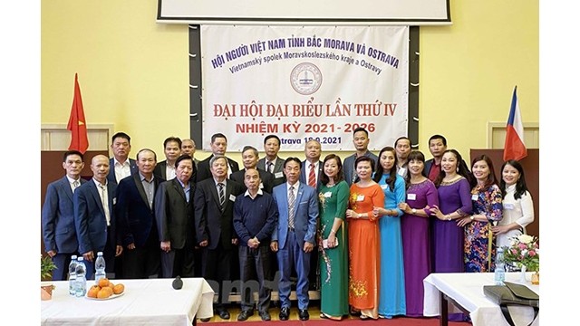 Le nouveau Comité exécutif de l'Association des Vietnamiens de Moravie du Nord et d'Ostrava pour le mandat 2021 - 2026. Photo : VNA.