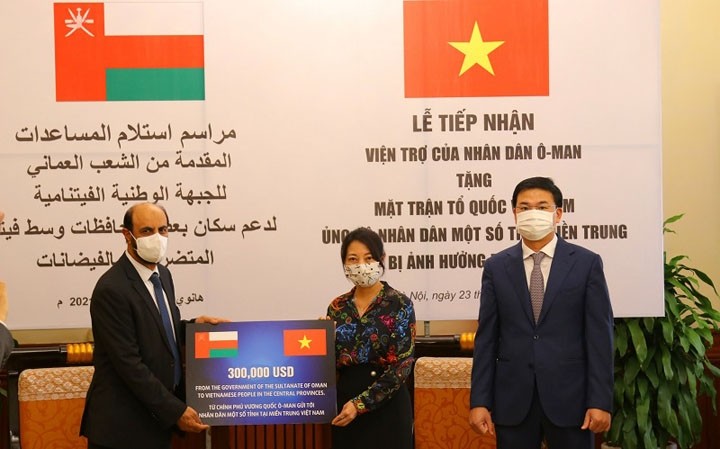 L'ambassadeur d'Oman au Vietnam remet symboliquement une aide de 300.000 dollars au Comité central du Front de la Patrie du Vietnam. Photo : NDEL.