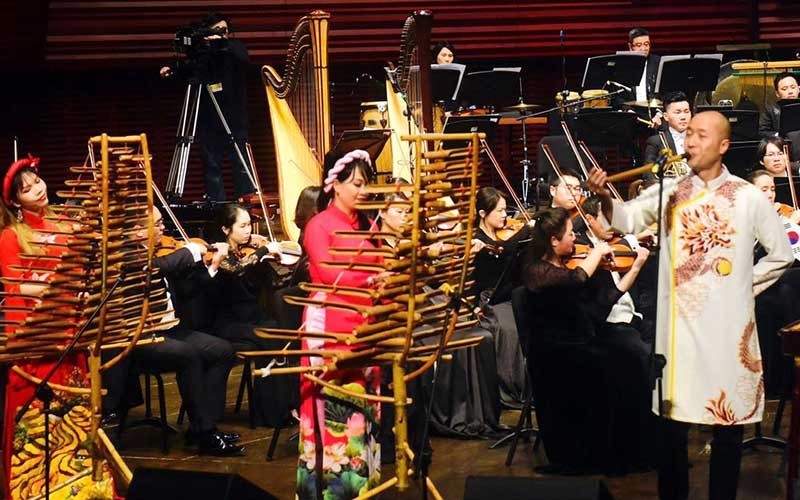 Le chef d'orchestre Dông Quang Vinh lors d'un concert. Photo: NDEL