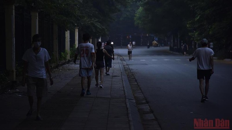 Vers 5 heures du 28 septembre, de nombreux gens ont fait de l’exercice dans les rues. Photo: NDEL