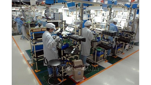 Une chaîne de production de Vietnam Stanley Electric Co., Ltd, une compagnie à capitaux japonais, à Hanoi. Photo : VNA