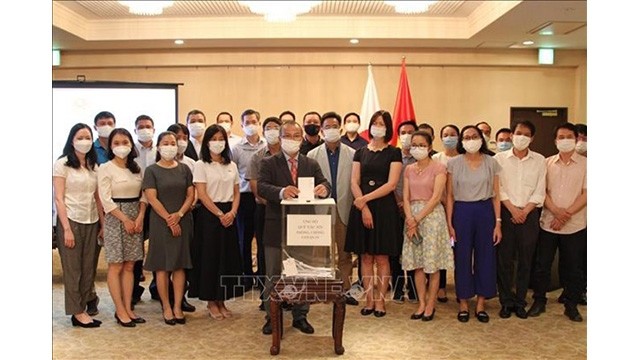Des Vietnamiens au Japon font un don au Fonds vietnamien pour les vaccins contre le COVID-19. Photo : VNA
