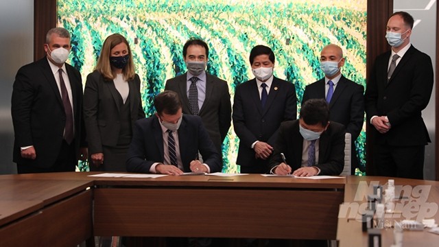 Signature de la coopération technique entre le ministère de l'Agriculture et du Développement rural du Vietnam et le Conseil des grains des États-Unis. Photo : nongnghiep.vn.