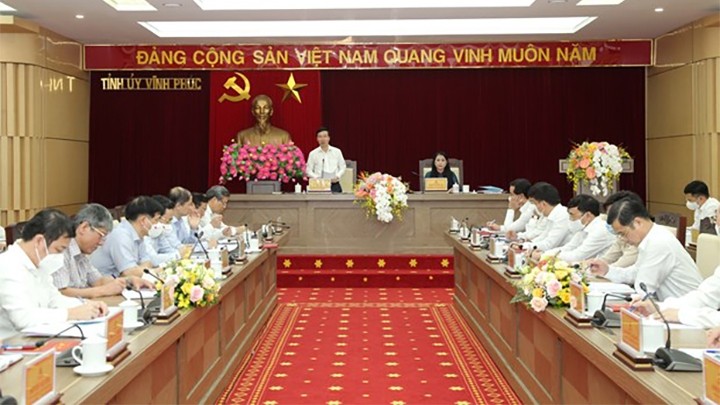 Séance de travail entre Vo Van Thuong et les dirigeants locaux. Photo : VNA.