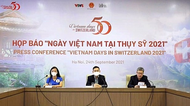 Lors de la conférence de presse le programme "Les Journées du Vietnam 2021 en Suisse". Photo: hanoimoi.com.vn