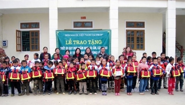 L’UGVF remet des cadeaux (équipements didactiques et des vêtements) à des enfants démunis dans la province de HàTinh.   