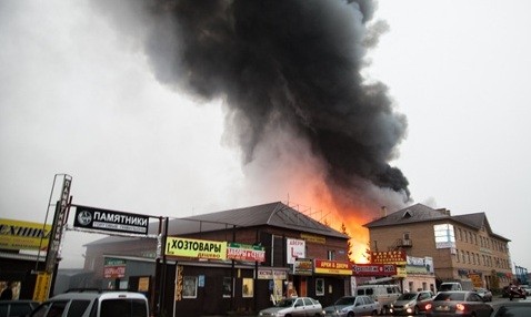 L’incendie dans le marché Bà Côi, dans la ville de Kazan au Tatarstan, en Russie. Photo: KP.