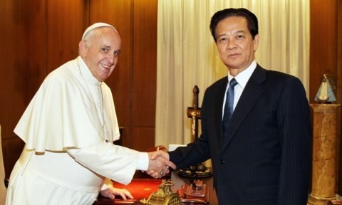 La Pape François (gauche) et le Premier ministre Nguyên Tân Dung (droite). Photo: VNA.