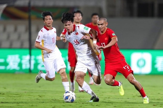 Nguyên Hoang Duc (Maillot blanc, N°14), un des meilleurs joueurs du Vietnam lors du match contre la Chine. Photo: VFF.