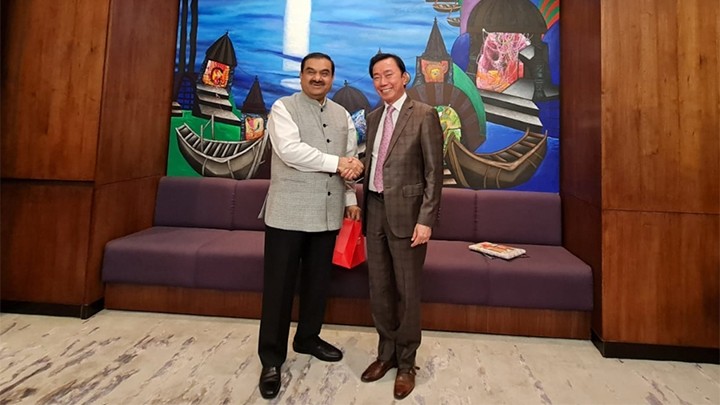 L’ambassadeur vietnamien en Inde, Pham Sanh Châu (à droite), rencontre le milliardaire indien Gautam Adani. Photo : vnexpress.net