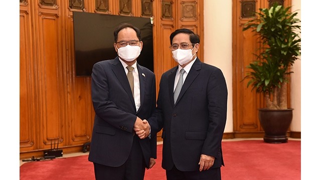 Le Premier ministre Pham Minh Chinh (à droite) et l'ambassadeur sud-coréen au Vietnam, Park Noh Wan. Photo: Trân Hai/NDEL