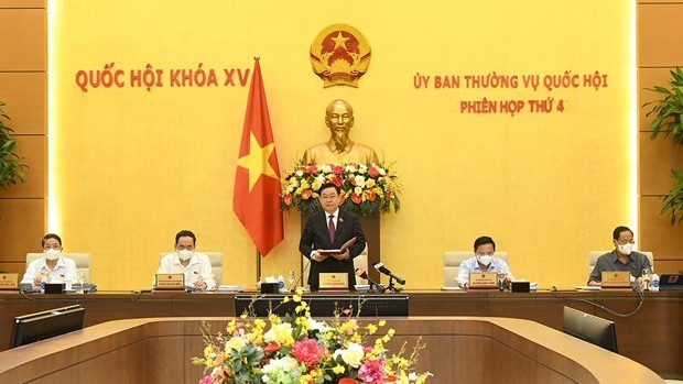 Le Président de l'Assemblée nationale, Vuong Dinh Huê (debout), lors de l'ouverture de la 4e réunion du Comité permanent de l'Assemblée nationale. Photo: quochoi.vn