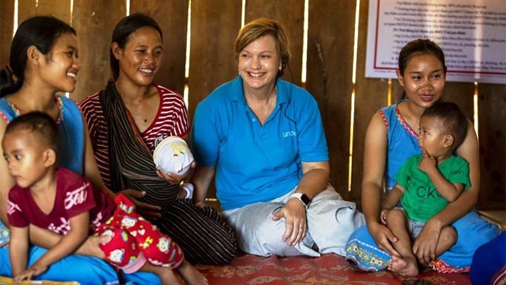 Mme Rana Flowers, représentante en chef de l’UNICEF au Vietnam, lors d'une mission dans la province de Kon Tum. Photo : NDEL