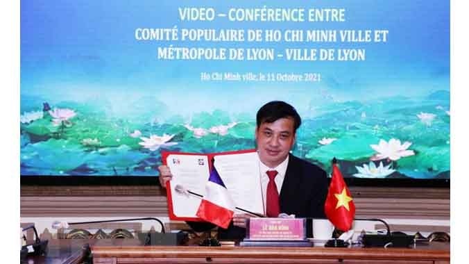 Le vice-président du Comité populaire de Hô Chi Minh-Ville, Lê Hoà Binh lors de la signature de protocole d'accord avec la ville de Lyon. Photo : VNA.