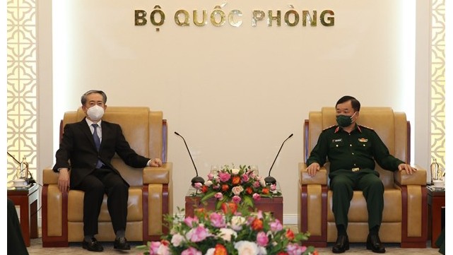 Le vice-ministre de la Défense, Hoàng Xuân Chiên (à droite), et l'ambassadeur de Chine au Vietnam, Xiong Bo. Photo : VNA.