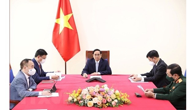 Le PM Pham Minh Chinh tient une conversation en ligne avec le Vice-Président turc, Fuat Oktay. Photo : VNA.