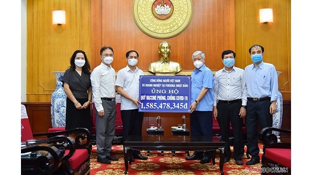 Le ministre des Affaires étrangères, Bùi Thanh Son, présente le don de la communauté vietnamienne d’outre-mer pour soutenir la prévention et le contrôle de l’épidémie de Covid-19. Photo : baoquocte.vn