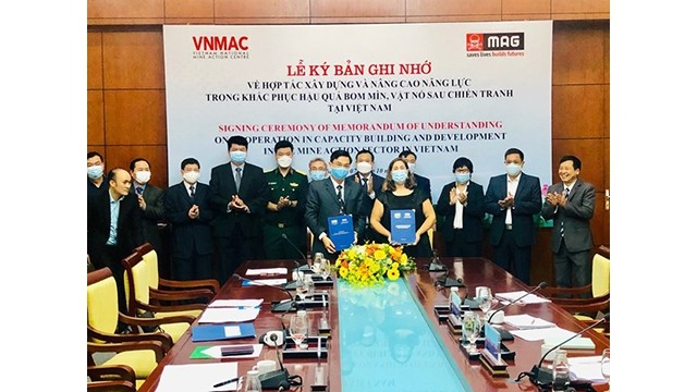 La signature du mémorandum de coopération entre le VNMAC et MAG Vietnam. Photo : vnmac.gov.vn