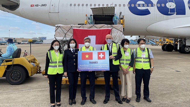 La Suisse offre du matériel médical au Vietnam. Photo: NDEL